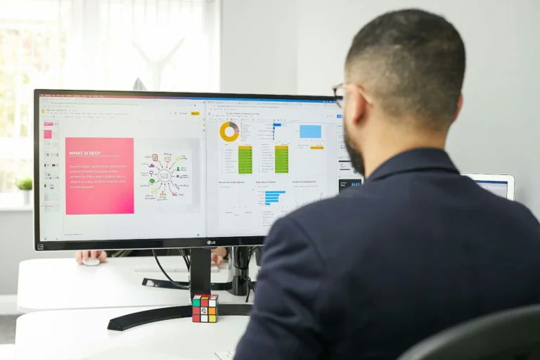 Imagen de un ejecutivo de empresa analizando datos en el ordenador.