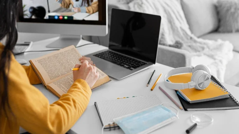 Una persona estudiando con su ordenador