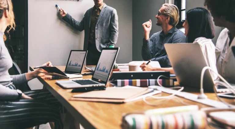 Emprendedores en una reunión