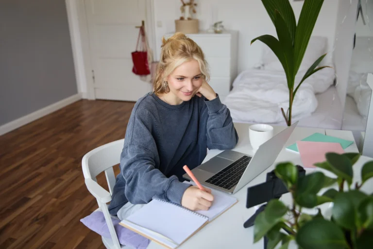 persona estudiando en casa