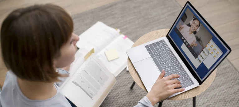 Mujer cursando un máster online digital