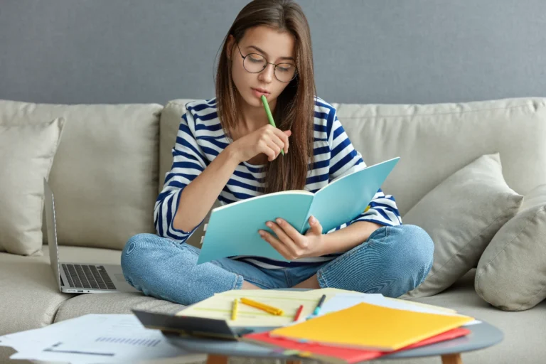 Chica estudiando en casa