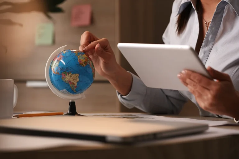 Mujer con una tablet y un globo terráqueo
