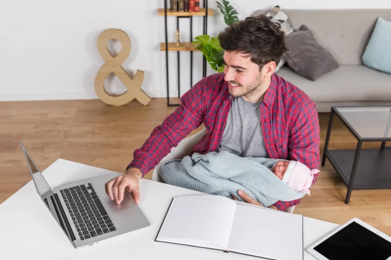 Hombre estudiando online