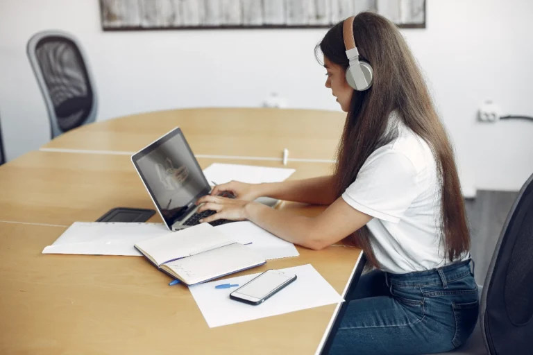 chica estudiando en casa